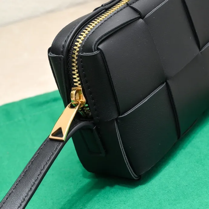 Batch 1120 Lazy and casual is the ultimate meaning of relaxation. Brick cassette has a unique quiet power, which is fashionable without losing aura🧩Classic weaving and neutral style can create a casual and high-end texture. The shoulder strap is adjustable and can be worn on one shoulder or under the armpit, and can be worn as a crossbody at will. Although it is a small size, it can actually hold a lot of belongings, and it is also very light~ This travertine green version of mine feels like it has given spring new vitality🍃 I will grab the versatile item first! Style number: 6816# Size: 18*9*3.5cm